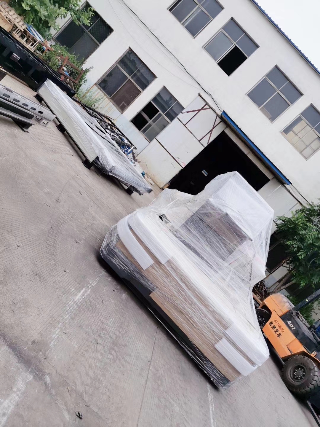 龍?zhí)┘す庠O(shè)備發(fā)貨，給加班的同志點(diǎn)贊(圖2)